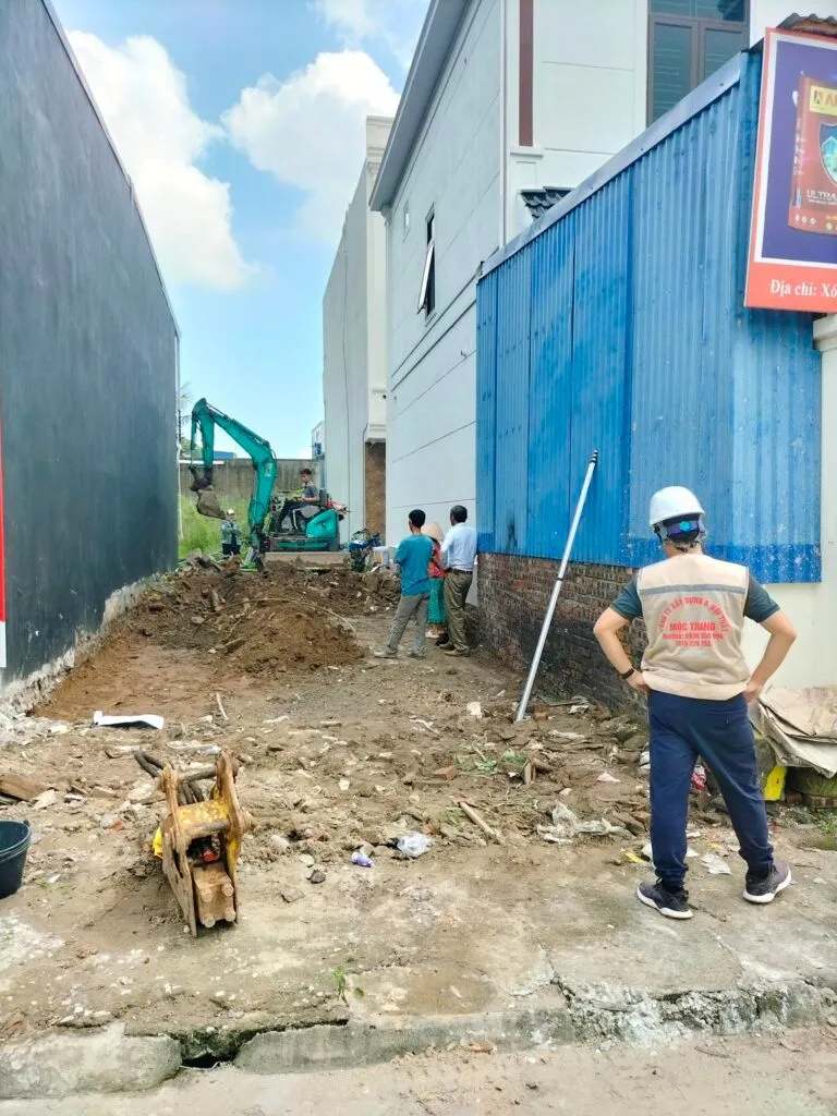 Kỹ sư Môjc Trang giám sát công tác thi công