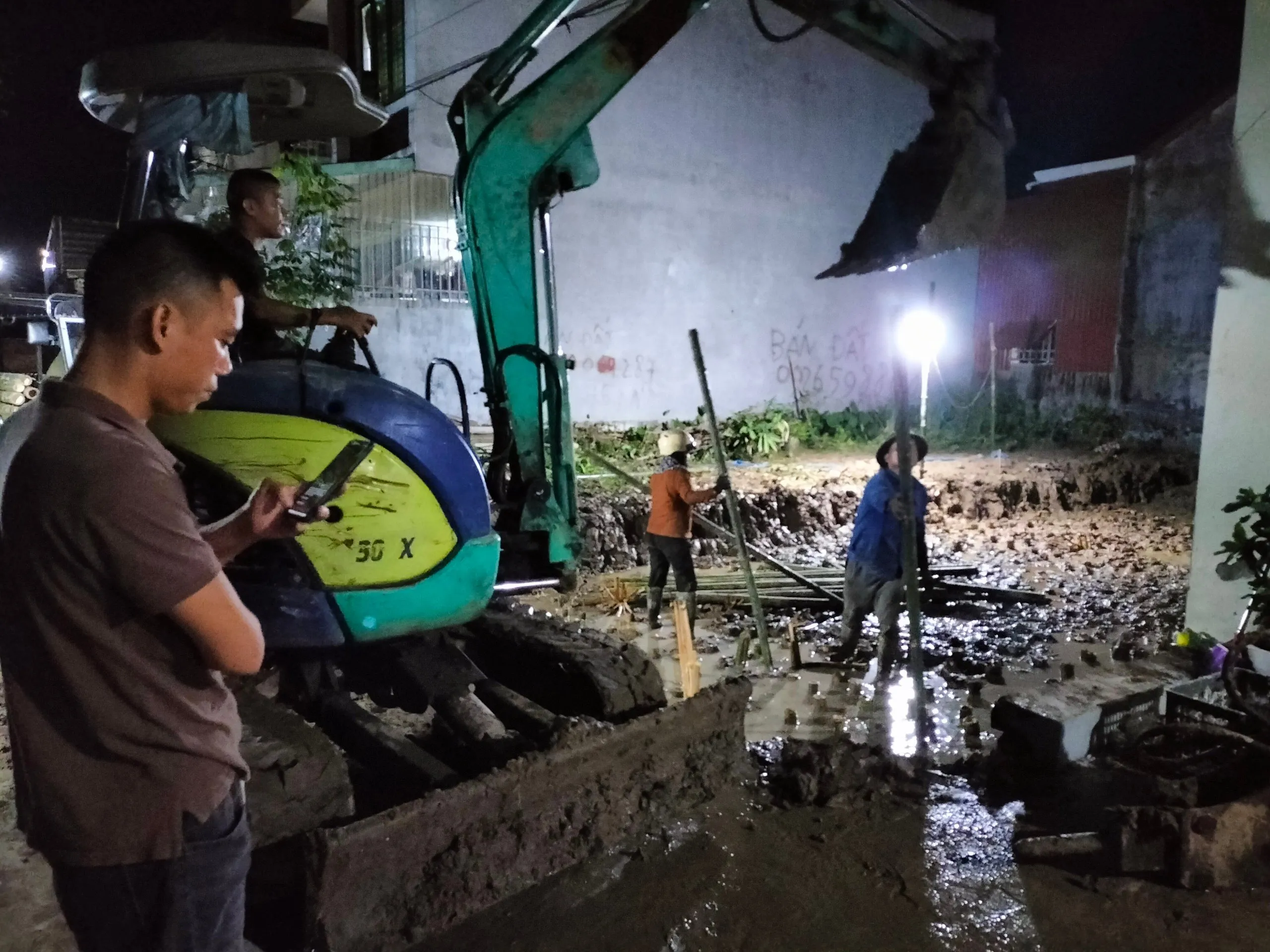 Quá trình gia cố đóng cọc tre cho công trình xây dựng