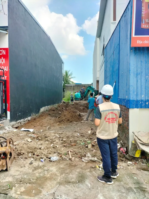 Kỹ sư Mộc Trang giám sát công trình