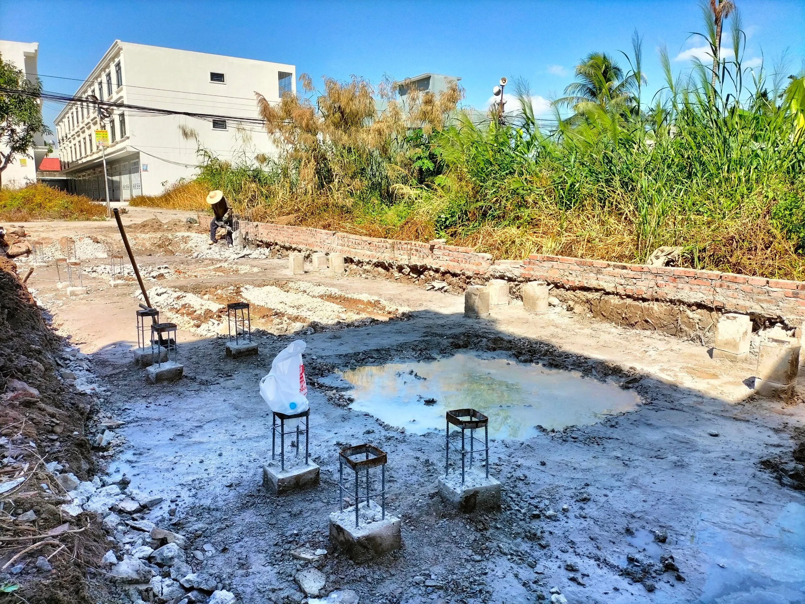 Thi công ép cọc bê tông nền móng nhà