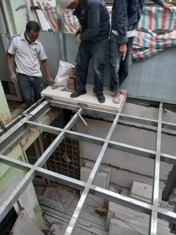 Bước 1: Thi công cấu trúc khung thép chính