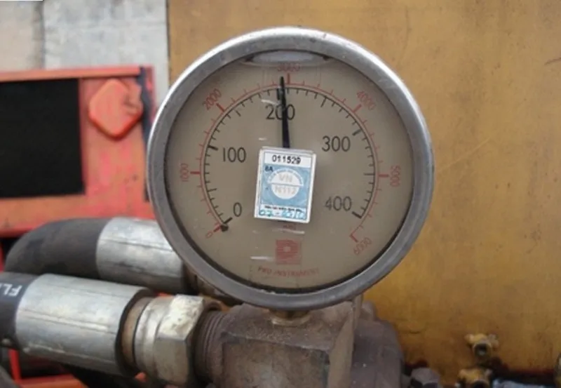 Kiểm tra đồng hồ đo lực ép cọc bê tông