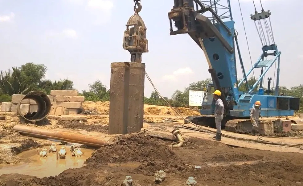 Rút ống vách và lấp đất đầu cọc để kết thúc