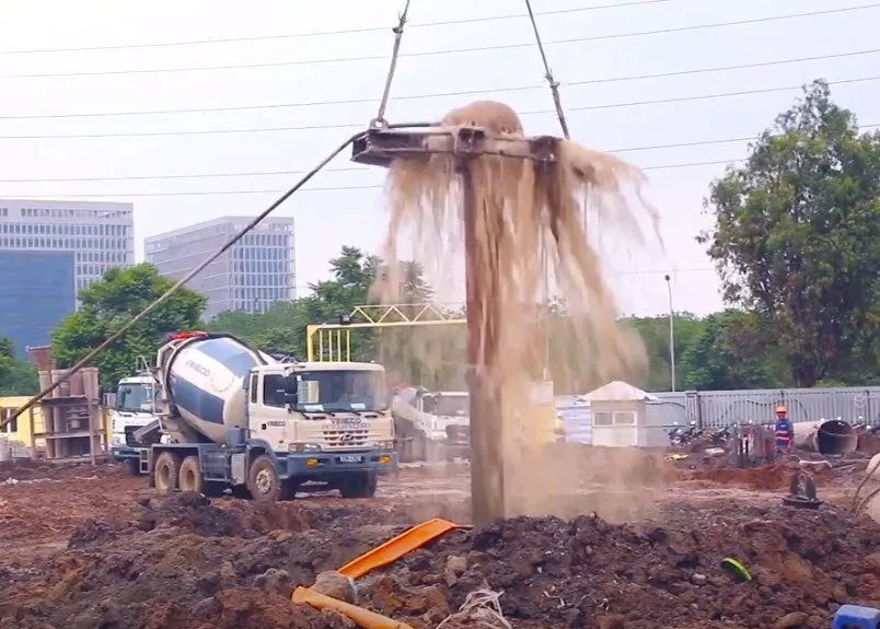 Thổi rửa lắng đáy cọc sau khi hạ ống đổ bê tông