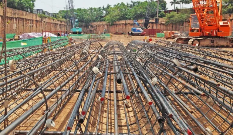Lắp đặt và hạ lồng thép hỗ trợ khoan cọc nhồi