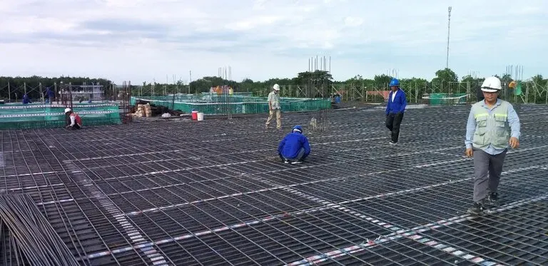 Bước 2: Lắp đặt cốt thép dầm và thép sàn lớp dưới