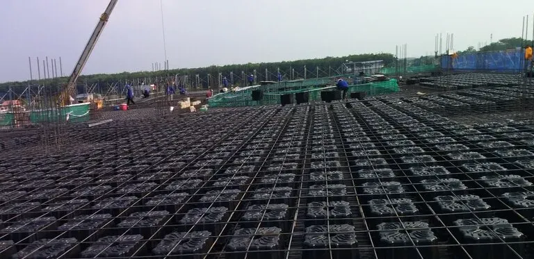 Bước 4: Lắp dựng hệ cốt thép lớp trên và thép gia cường