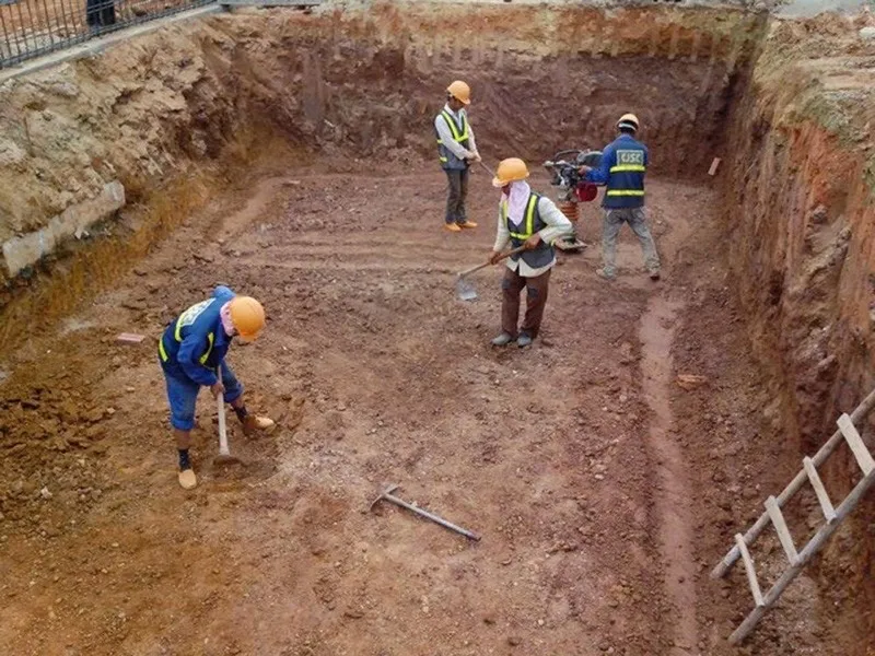 Bước 2: Đào hố móng phục vụ thi công