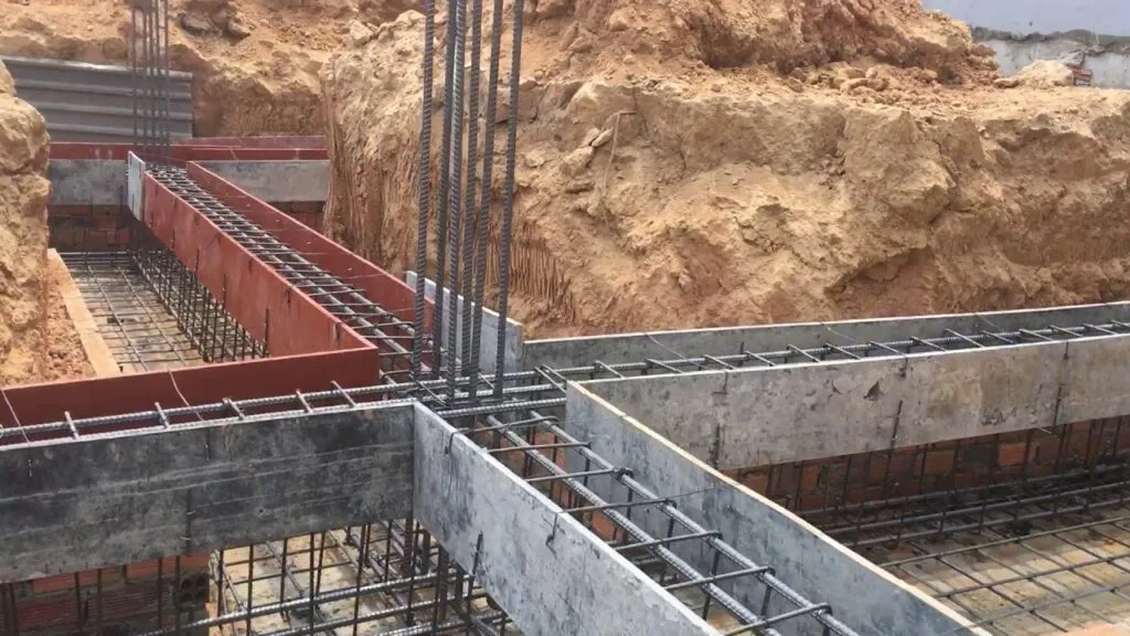 Bước 4: Lắp dựng cốp pha móng băng