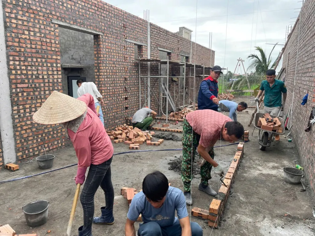 Giai đoạn thi công cấu trúc và tường bao quanh ngôi nhà