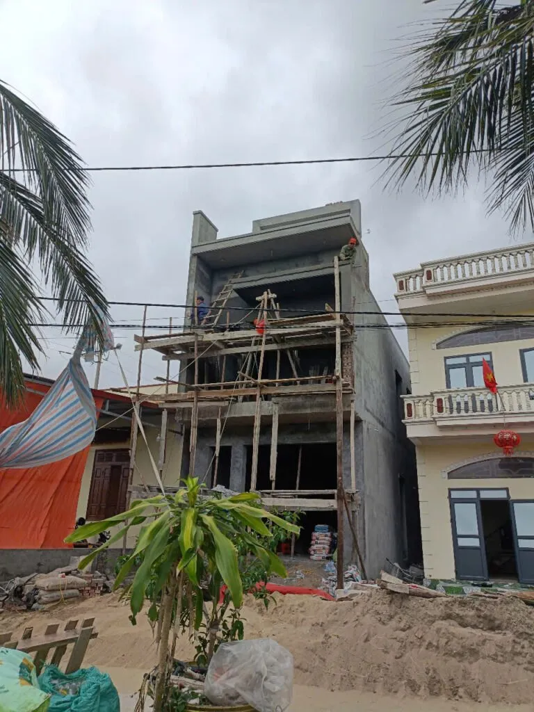 Giai đoạn thi công cấu trúc và tường bao quanh ngôi nhà