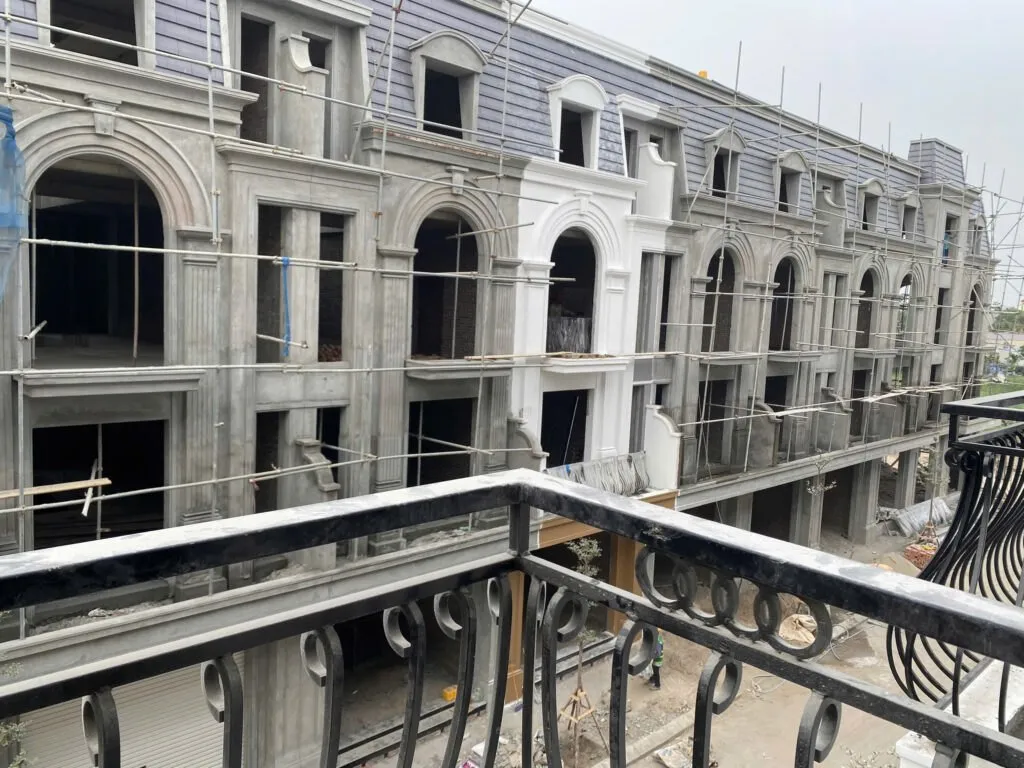 Hoàn thiện mặt ngoài nhà liền kề Star Central