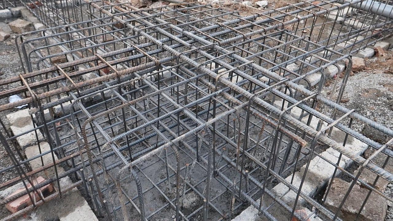 Vai trò của việc bố trí thép giằng móng là gì?