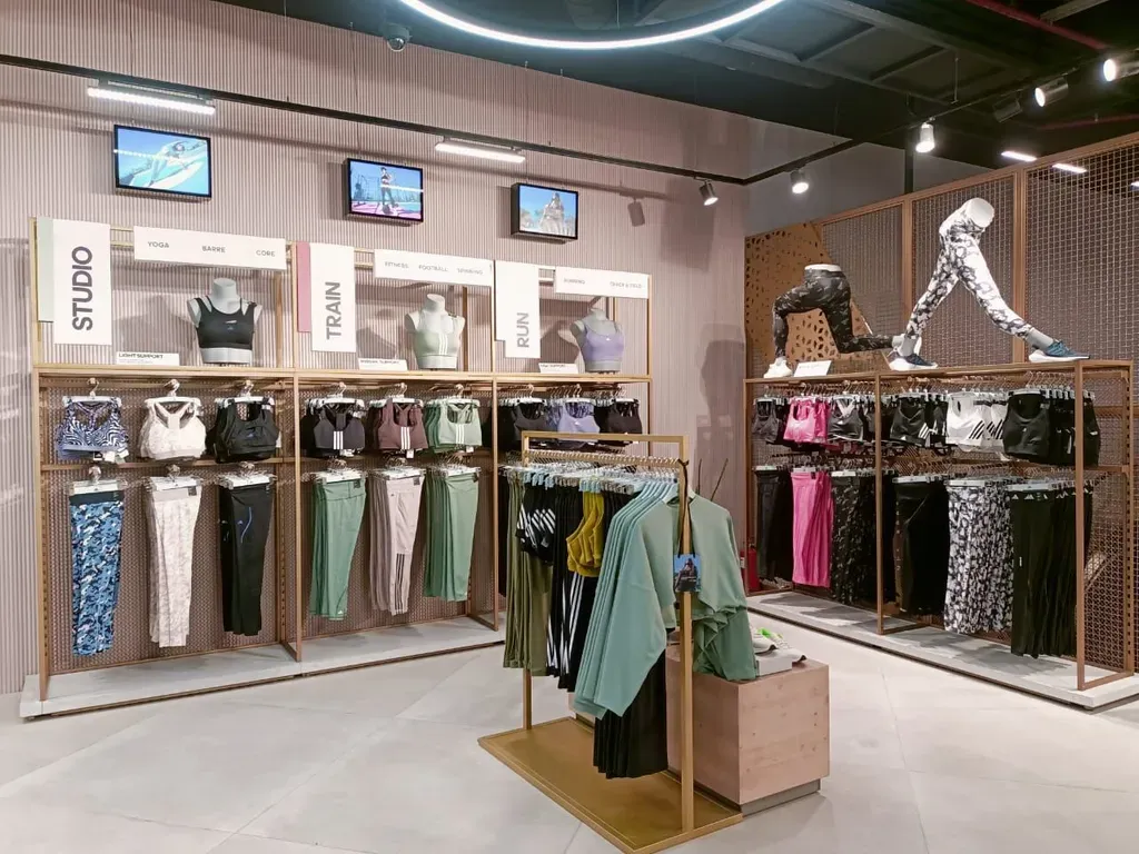 Mẫu thiết kế shop quần áo kết hợp phụ kiện xinh xắn
