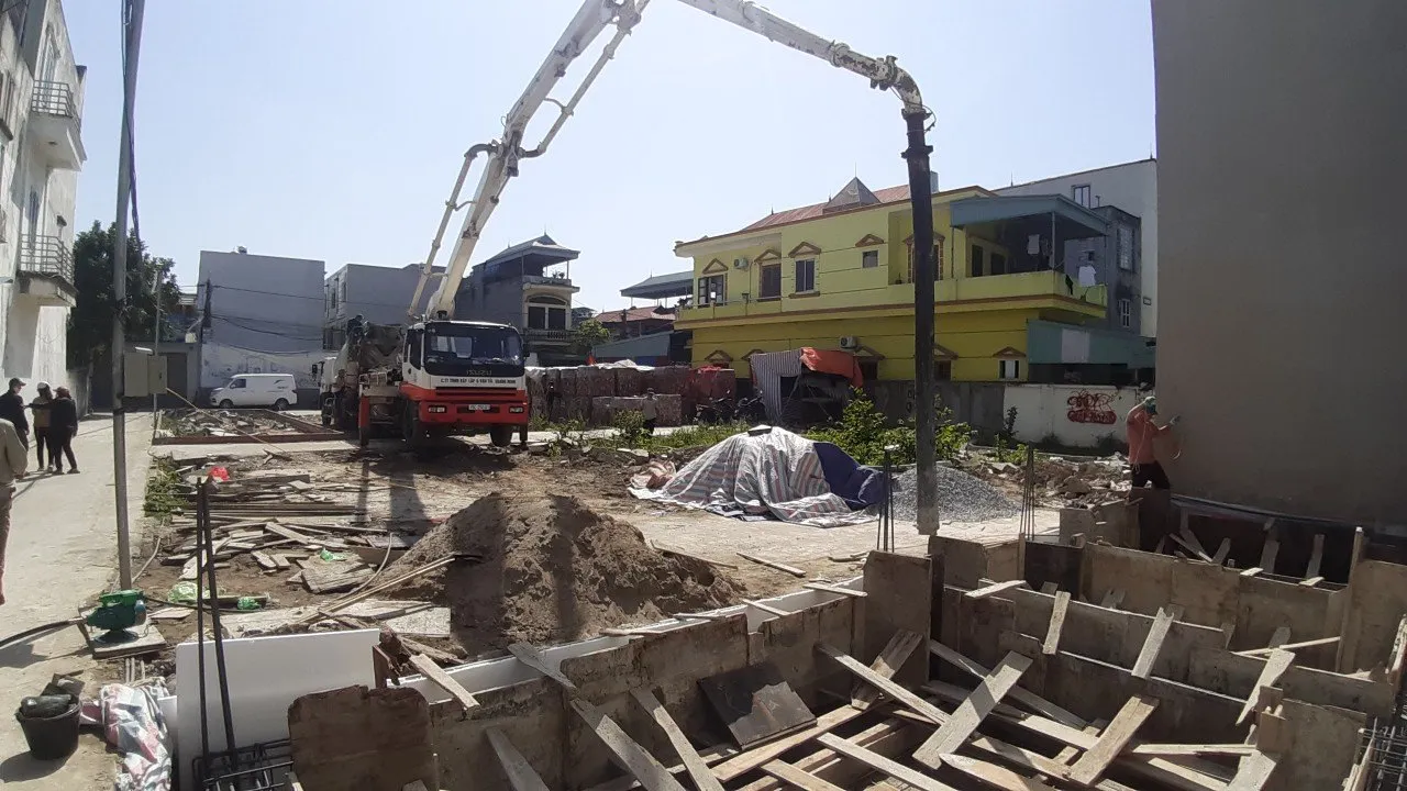 Công tác đổ bê tông nhà lô 4 tầng