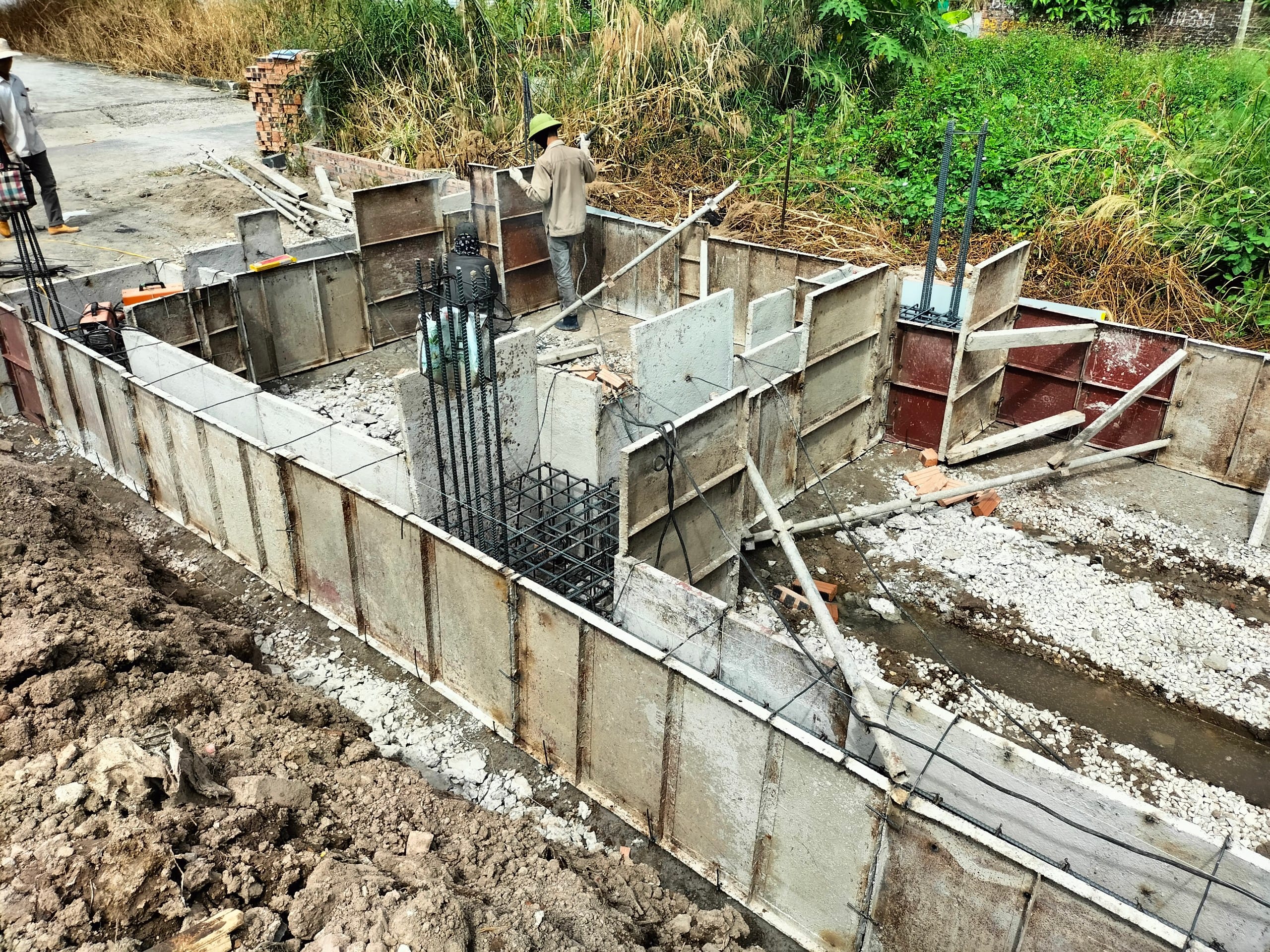 Ghép cốt pha chuẩn bị đổ bê tông móng