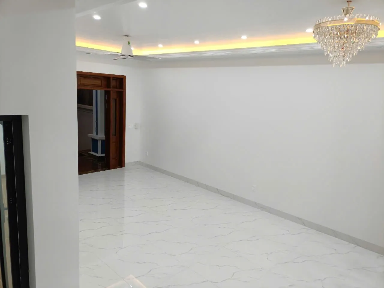 Hoàn thiện thi công trần thạch cao, đèn LED và ốp lát